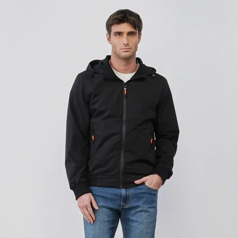 Giacca nera sportiva da uomo in tessuto tecnico con tasche e cappuccio