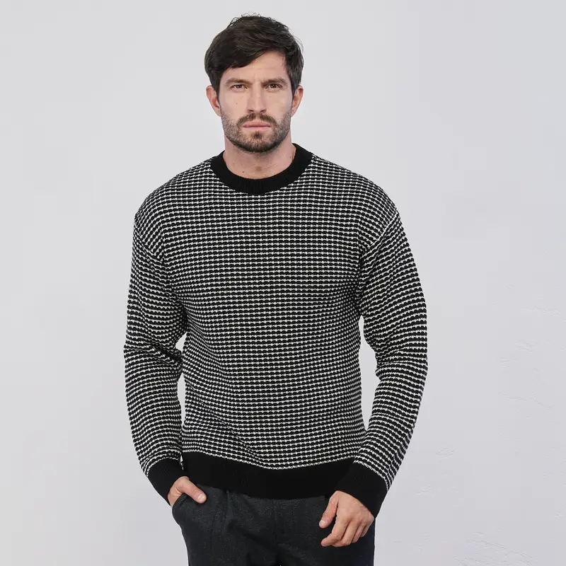 Maglione nero a righe da uomo