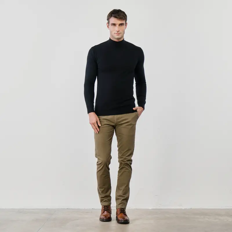 Pantaloni beige da uomo con tasche