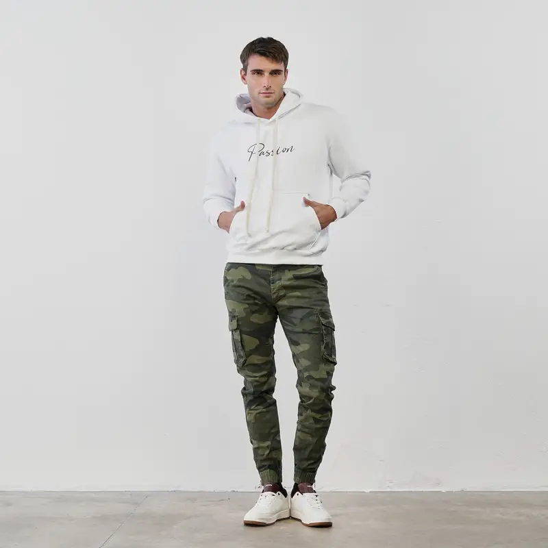 Pantaloni verdi da uomo in fantasia camouflage con tasche