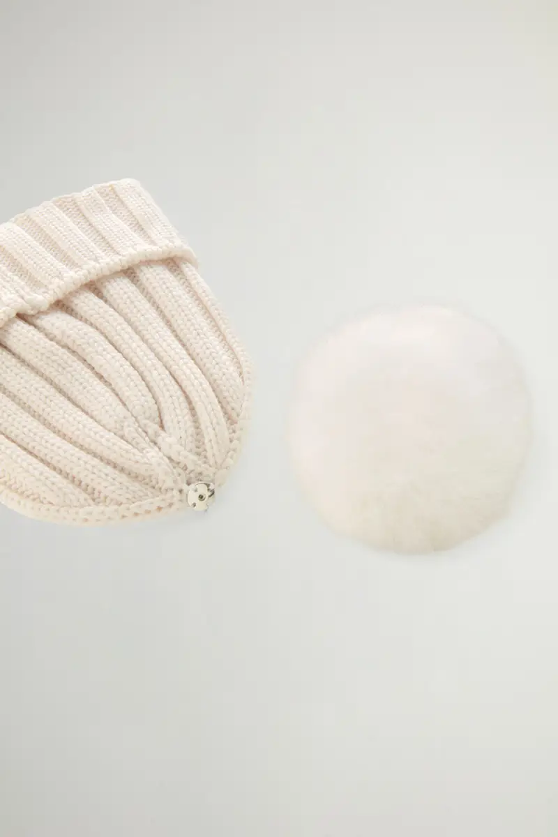 Donna Berretto in lana vergine Merino con pompon in cashmere rimovibile Bianco Milky Cream miniatura 3