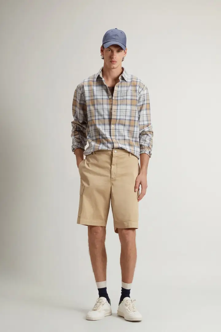 uomo Pantaloncini cargo in twill di cotone tinti in capo Beige Travertine