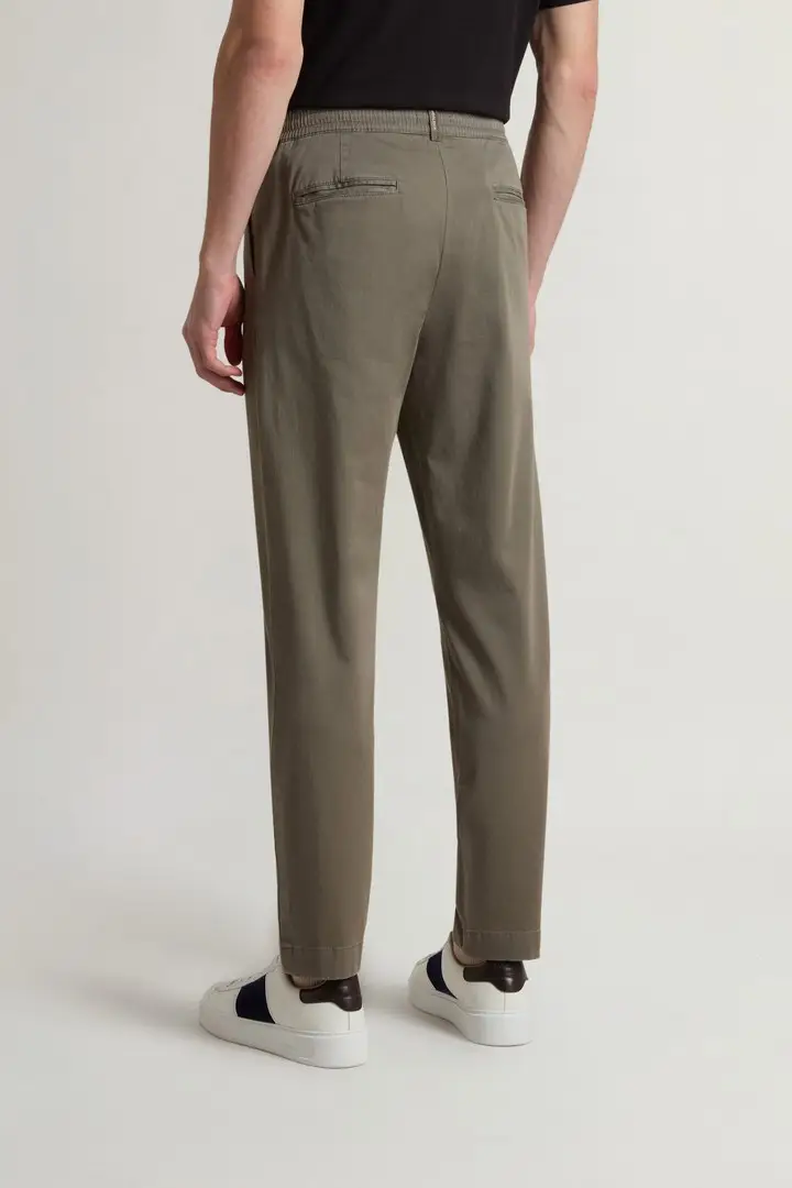 uomo Pantaloni Milton in twill di cotone tinti in capo Verde Smokey Olive miniatura 2