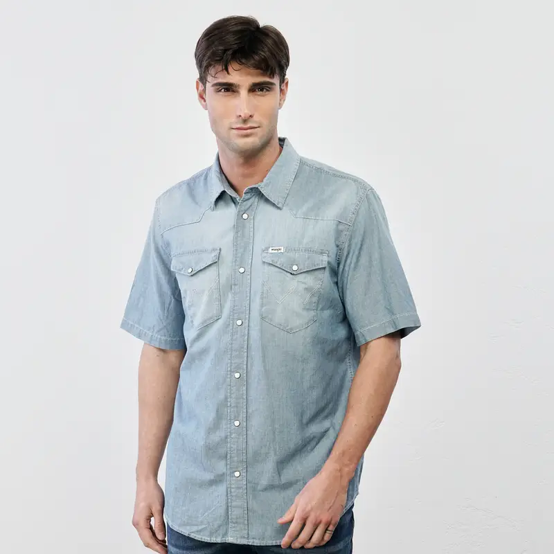 Camicia azzurra maniche corte con taschini