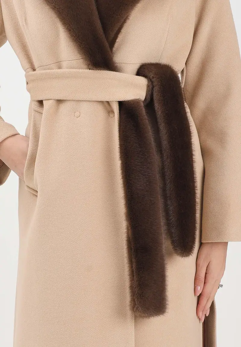 Cappotto beige da donna con dettagli in vera pelliccia miniatura 3