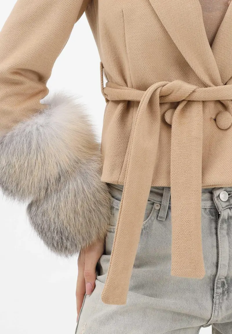 Cappotto beige da donna con dettagli in vera pelliccia miniatura 2