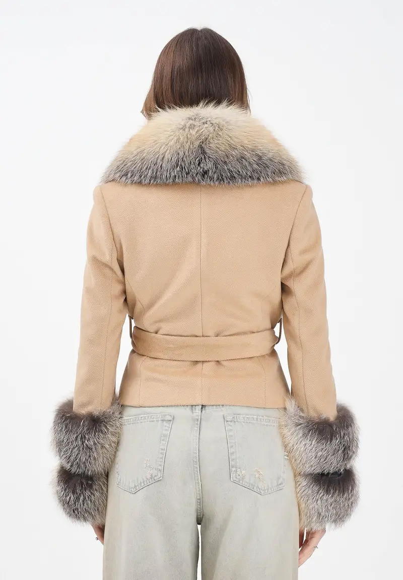 Cappotto beige da donna con dettagli in vera pelliccia miniatura 3