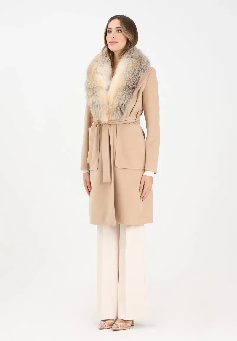 Cappotto beige da donna con dettagli in vera pelliccia