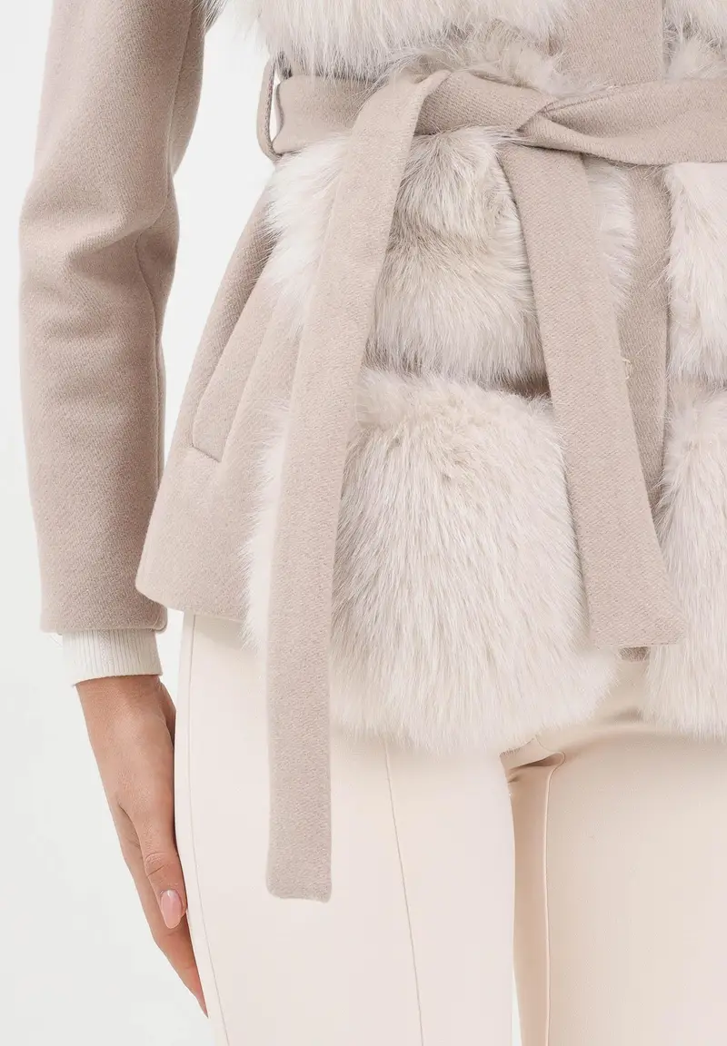 Cappotto corto beige da donna con vera pelliccia miniatura 3