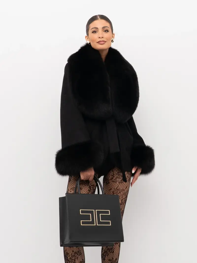 Cappotto corto nero con cintura e inserti in ecopelliccia