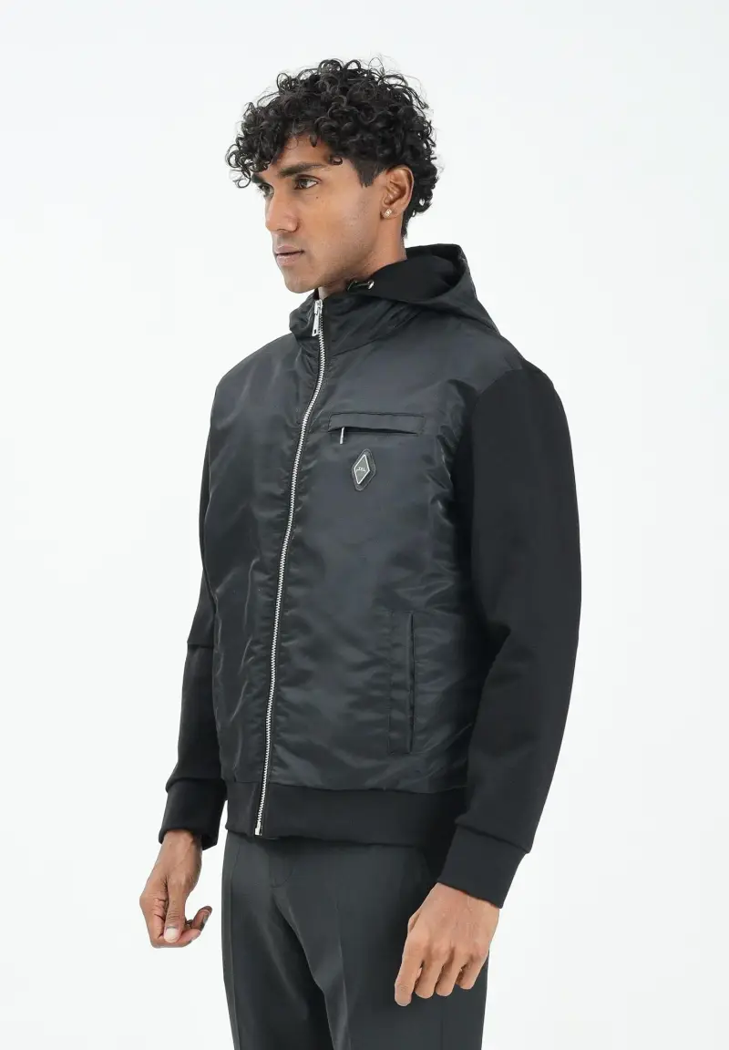 Giubbotto nero da uomo realizzato in doppio tessuto