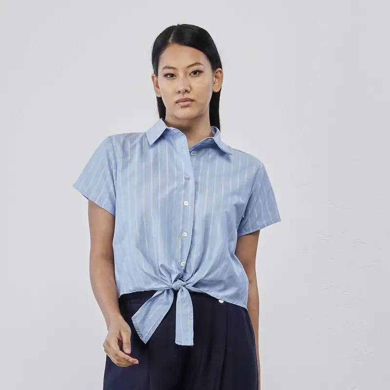 Camicia azzurra da donna fantasia a righe con nodo