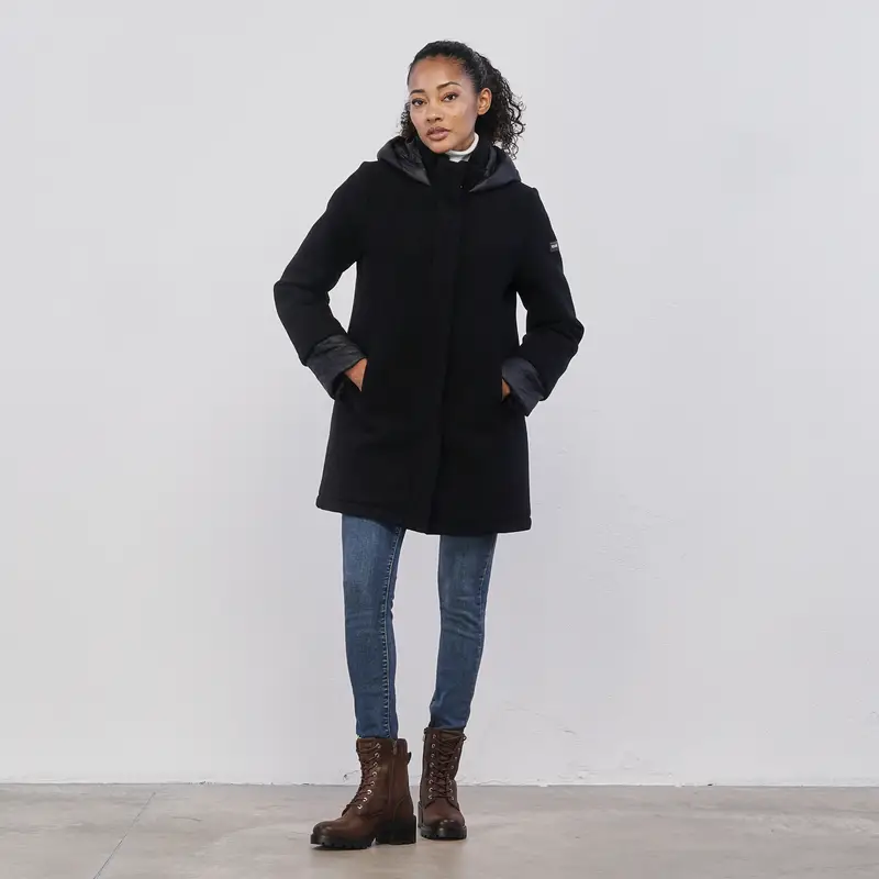 Cappotto nero da donna con inserti trapuntati