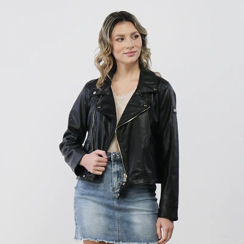 Giacca nera in ecopelle con tasche e zip