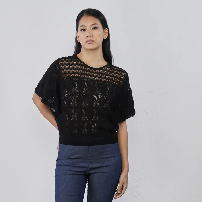 Maglia nera da donna con maniche corte in tessuto traforato