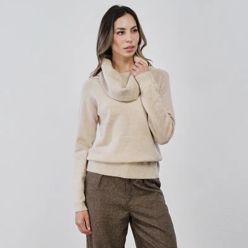 Maglione beige da donna con dettaglio collo morbido in tessuto lurex