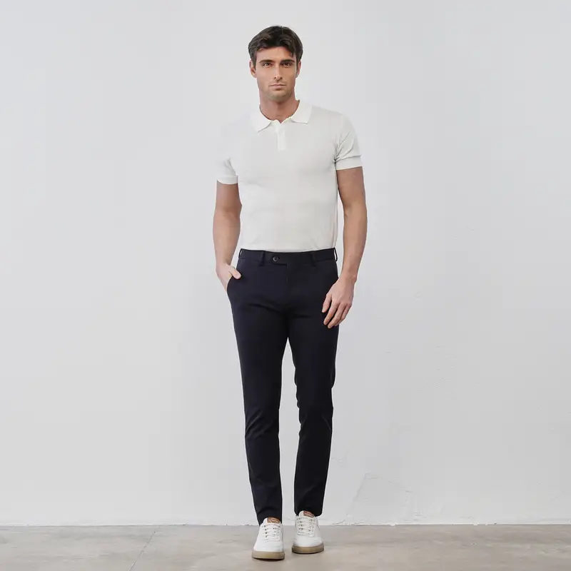 Pantaloni blu eleganti da uomo con tasche