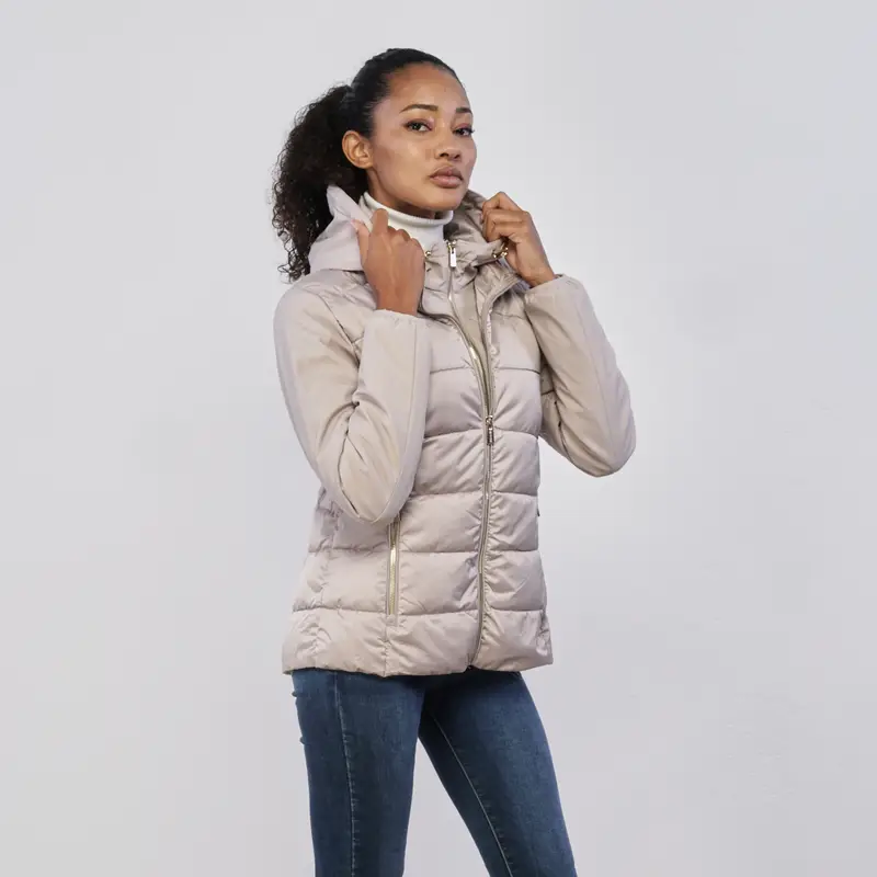 Piumino corto beige da donna con inserto trapuntato e cappuccio