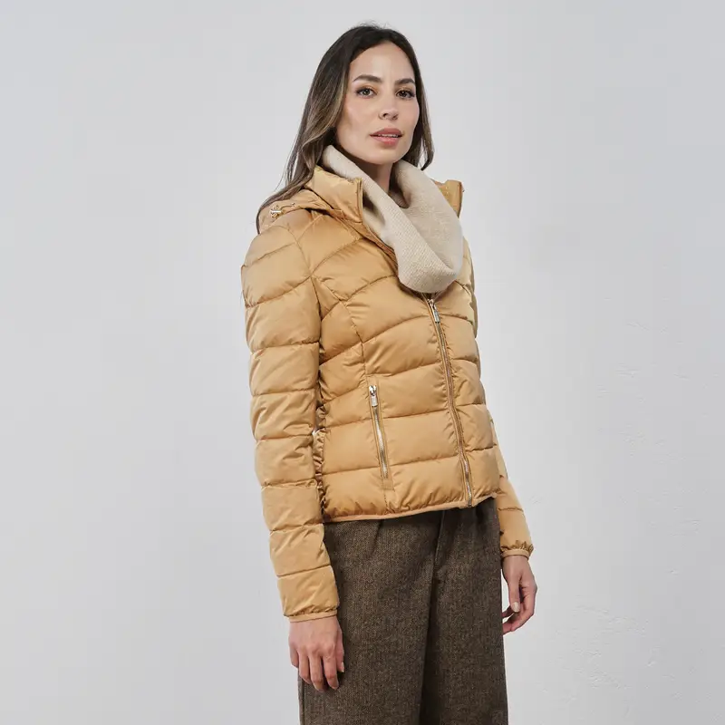 Piumino corto beige da donna con tasche e cappuccio