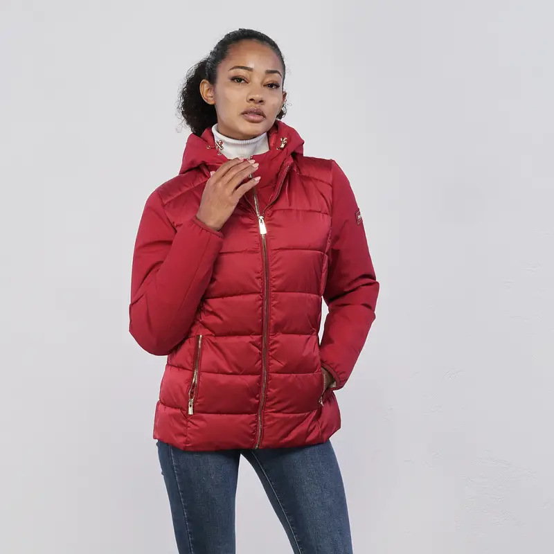 Piumino corto rosso da donna con inserto trapuntato e cappuccio