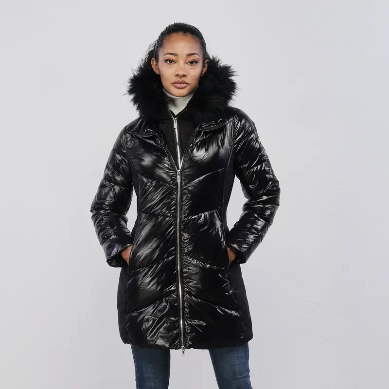 Piumino lungo nero lucido da donna con zip e cappuccio