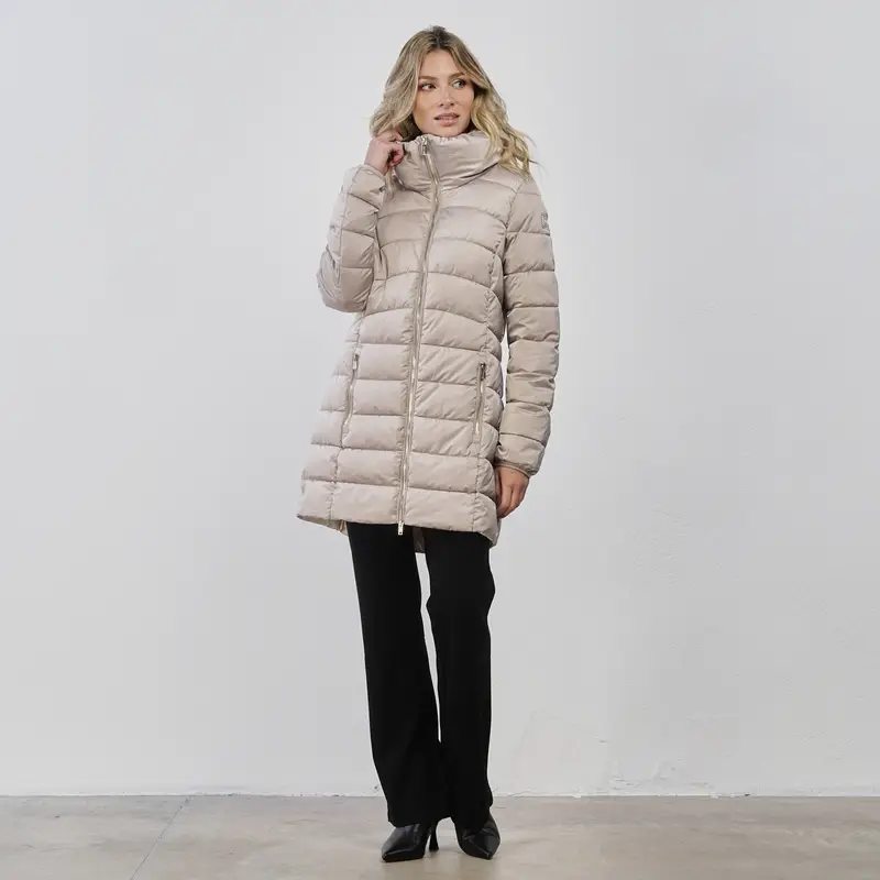Piumino midi beige da donna con tasche e collo alto