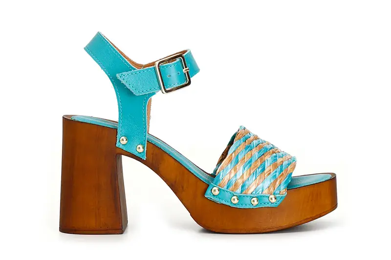 zoccoli con tacco in legno e fascia decorativa in rafia intrecciata bicolore multi turchese
