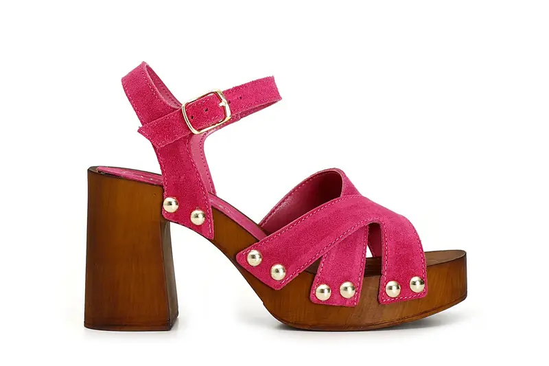 zoccoli intrecciati con tacco alto in legno e plateau fuxia